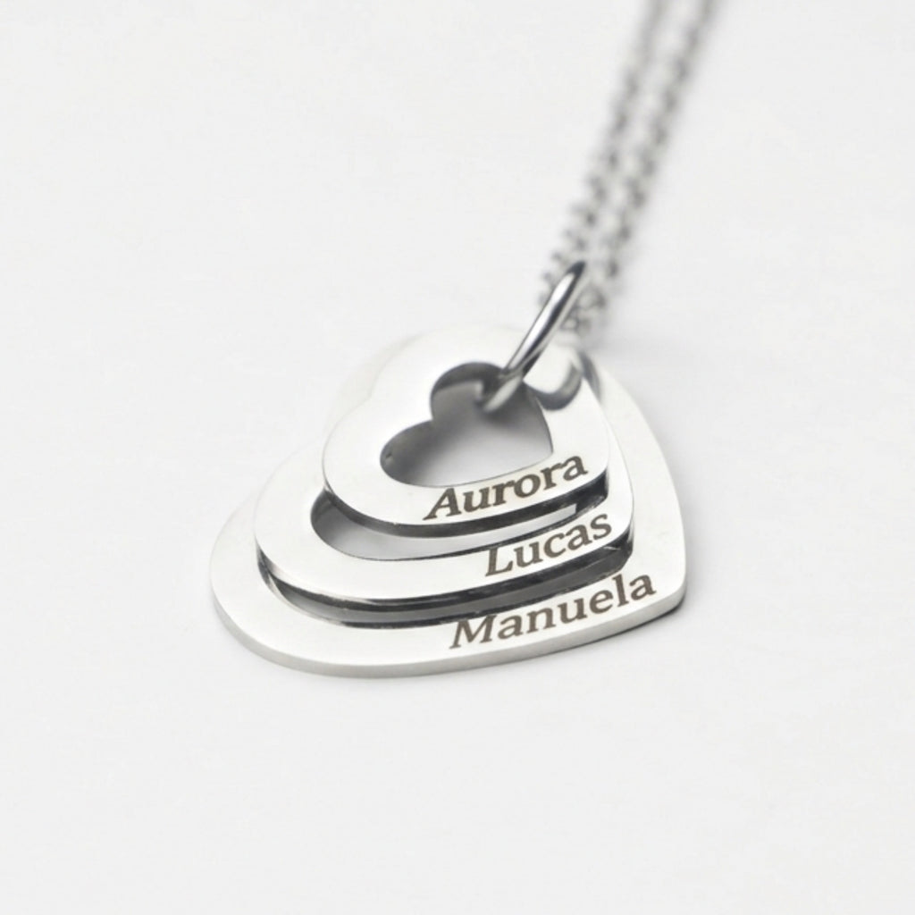 Colar_Coracoes_Crescentes_prateado_personalizado_com_nomes_modelo_segurando_o_pingente_para_destacar_os_detalhes_da_gravacao