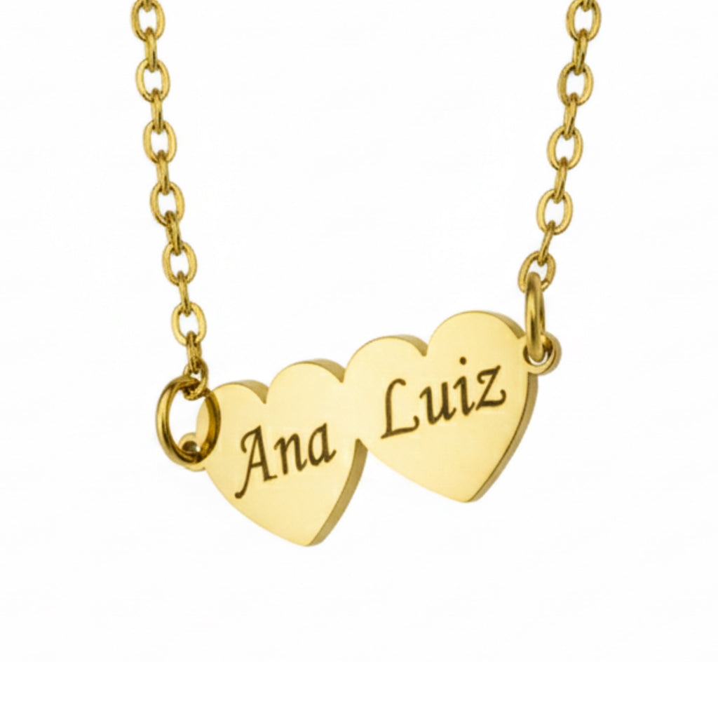 Colar_Meus_Coracoes_dourado_com_dois_pingentes_em_formato_de_coracao_personalizados_com_nomes_gravados