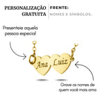 Colar_Meus_Coracoes_dourado_com_pingente_em_formato_de_2_coracoes_juntos_gravados_com_nomes_arte_informando_personalizacao_gratuita