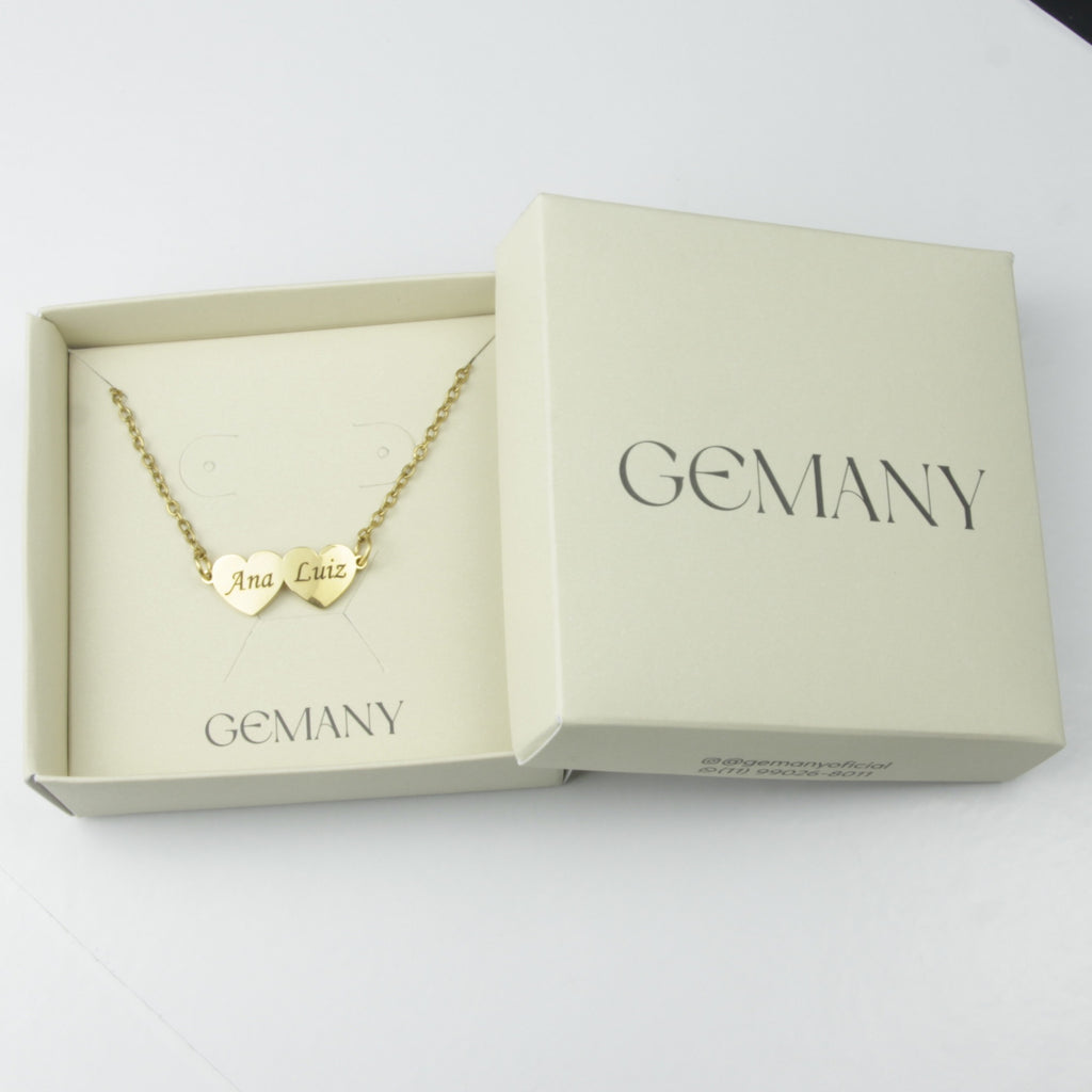 Colar_Meus_Coracoes_dourado_personalizado_apresentado_na_caixa_da_marca_ideal_para_presentear_alguem_especial