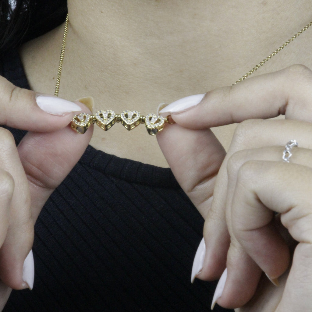 Colar_Trevo_de_Quatro_Folhas_Magnetico_dourado_aberto_em_quatro_coracoes_com_fecho_magnetico.
