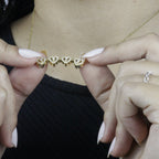 Colar_Trevo_de_Quatro_Folhas_Magnetico_dourado_aberto_em_quatro_coracoes_com_fecho_magnetico.