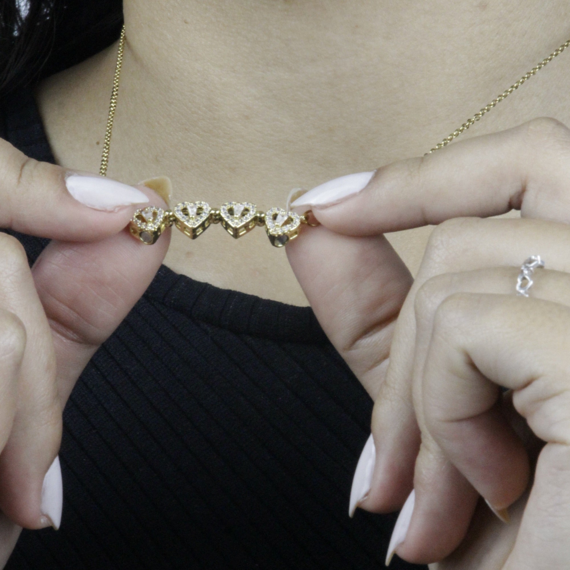 Colar_Trevo_de_Quatro_Folhas_Magnetico_dourado_aberto_em_quatro_coracoes_com_fecho_magnetico.