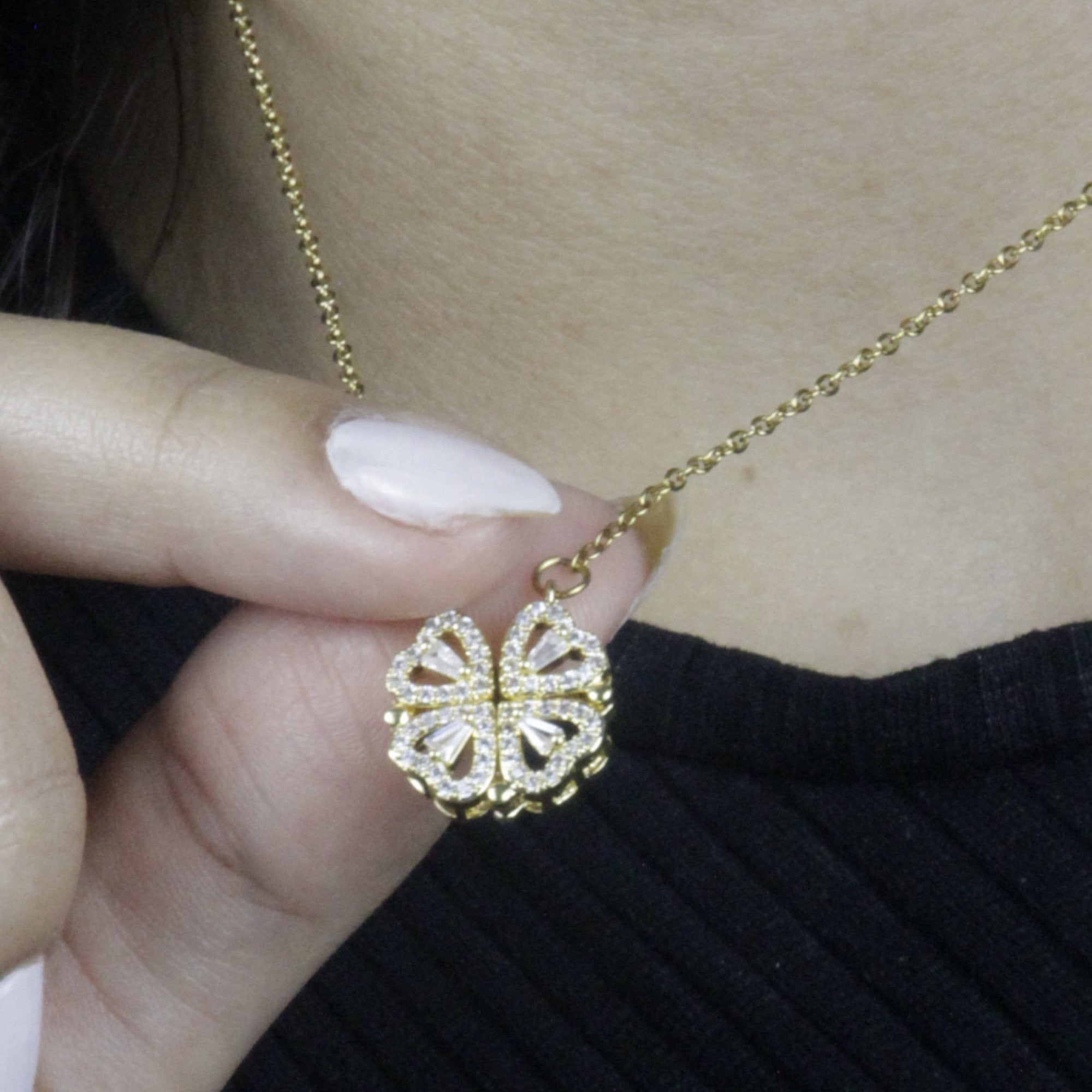 Colar_Trevo_de_Quatro_Folhas_Magnetico_dourado_com_pingente_cravejado_em_zirconias_detalhe_em_close.