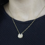 Colar_Trevo_de_Quatro_Folhas_Magnetico_dourado_usado_no_pescoco_com_pingente_fechado.