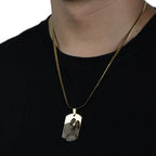 Colar_dourado_com_foto_de_familia_gravada_usado_no_pescoco_para_referencia_de_tamanho