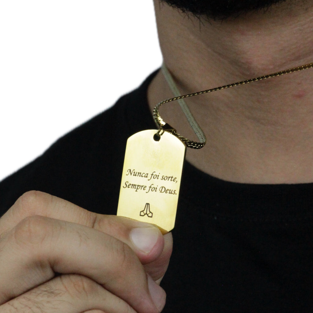 Colar_dourado_com_frase_Nunca_foi_sorte_sempre_foi_Deus_gravada_em_close_elegante