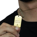 Colar_dourado_com_frase_Nunca_foi_sorte_sempre_foi_Deus_gravada_em_close_elegante