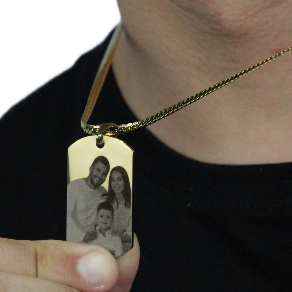Colar_dourado_em_detalhe_na_mao_destacando_brilho_intenso_e_acabamento_premium