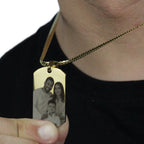 Colar_dourado_em_detalhe_na_mao_destacando_brilho_intenso_e_acabamento_premium