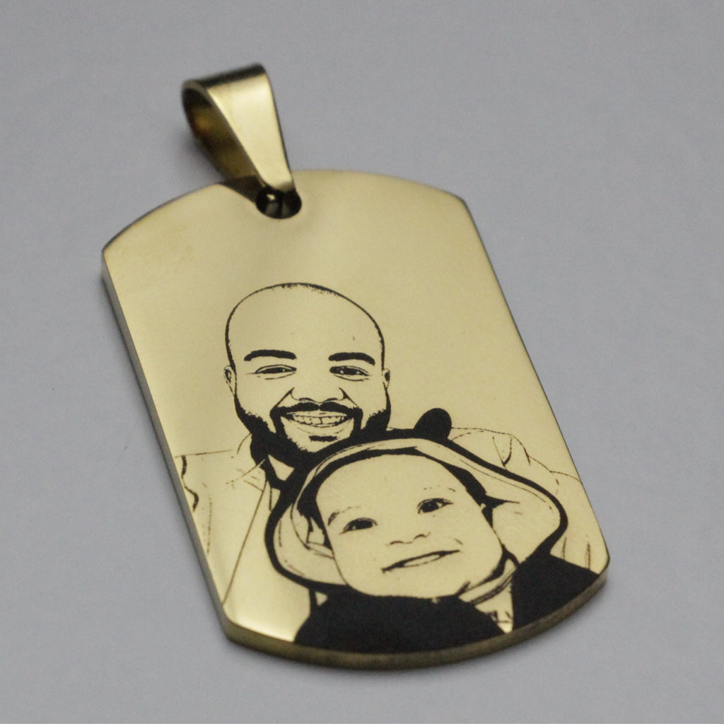 Colar_dourado_estilo_tag_com_gravacao_de_pai_e_filho_em_close_acabamento_polido_e_brilho
