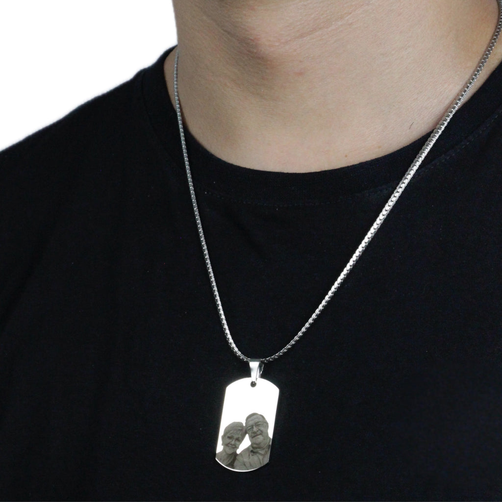 Colar_prateado_com_retrato_de_casal_gravado_a_laser_visual_delicado_e_efeito_monocromatico