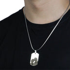 Colar_prateado_com_retrato_de_casal_gravado_a_laser_visual_delicado_e_efeito_monocromatico