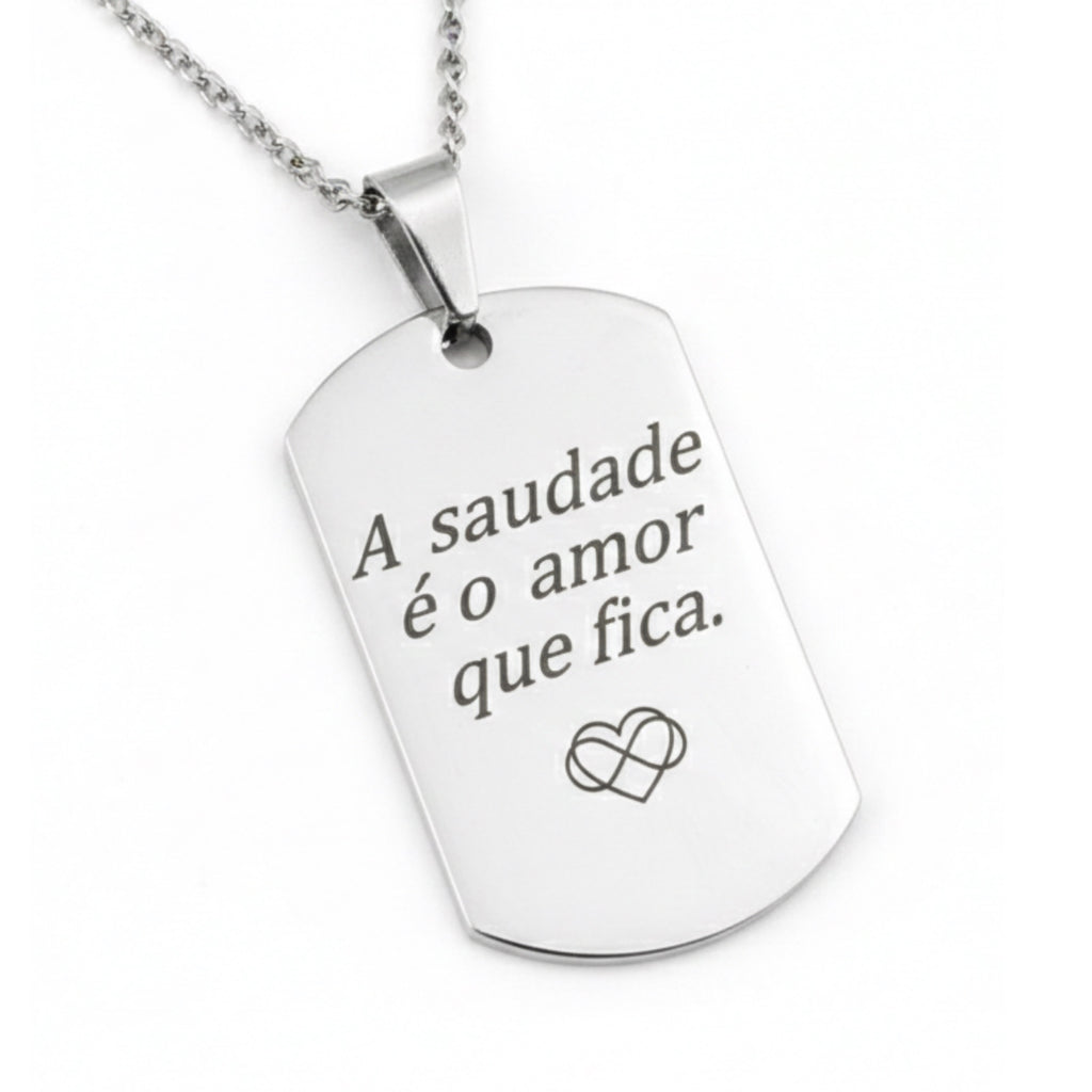 Colar_prateado_personalizavel_apresentado_em_arte_promocional_destacando_gravacao_de_foto_ou_frase