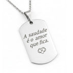 Colar_prateado_personalizavel_apresentado_em_arte_promocional_destacando_gravacao_de_foto_ou_frase