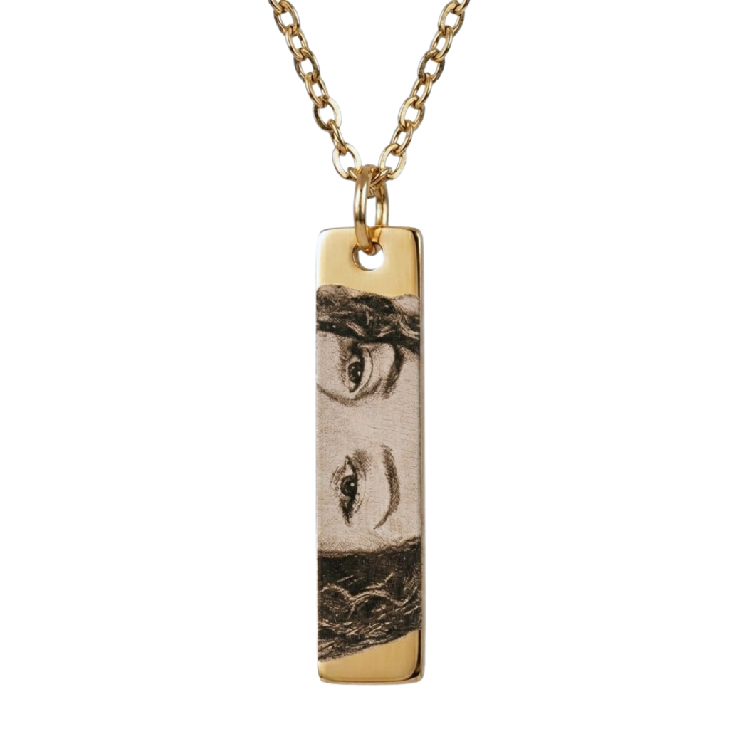 Colar do Olhar dourado com pingente retangular gravado com ilustração de olhos, joia personalizada minimalista.