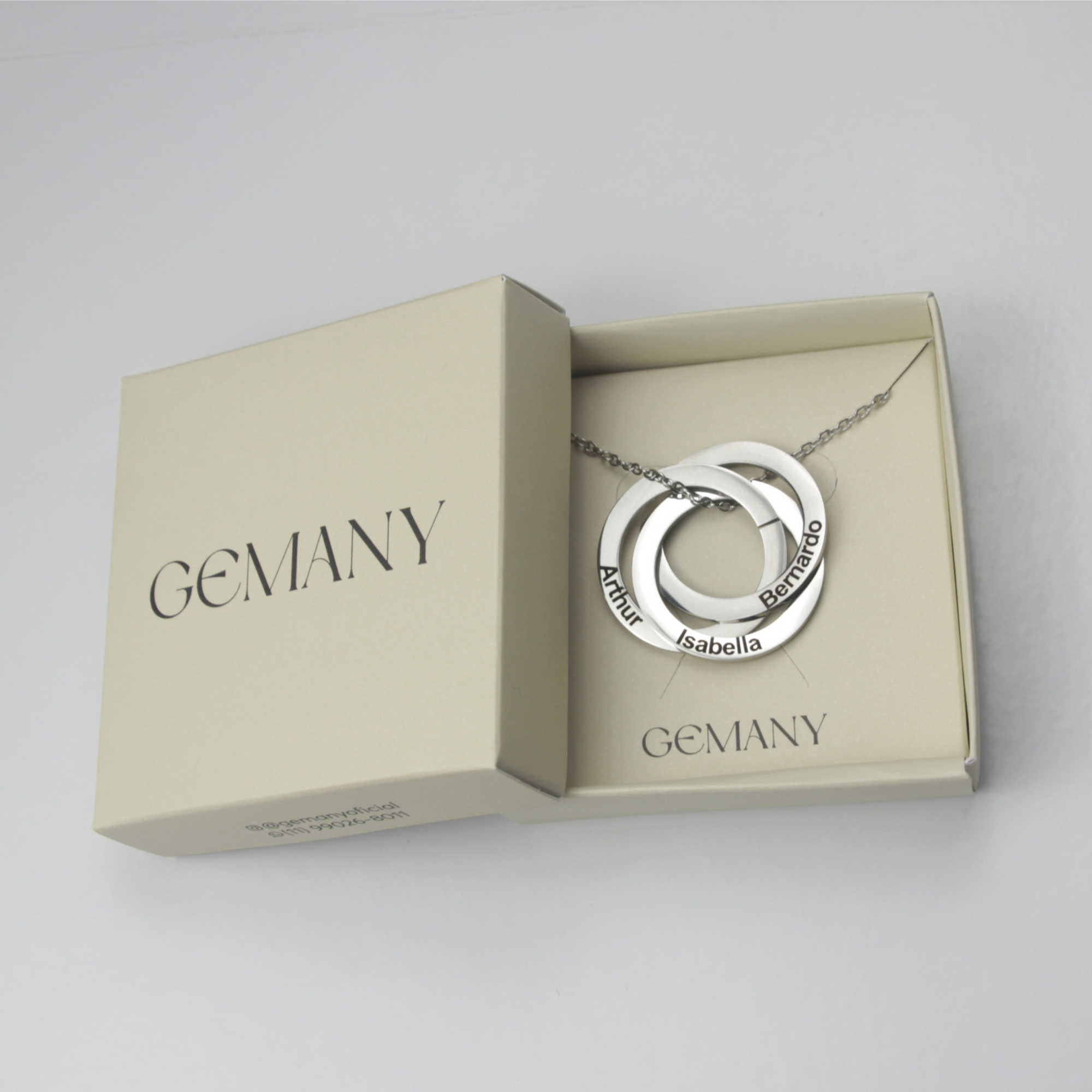 Colar Espiral personalizado com nomes gravados em embalagem de presente.