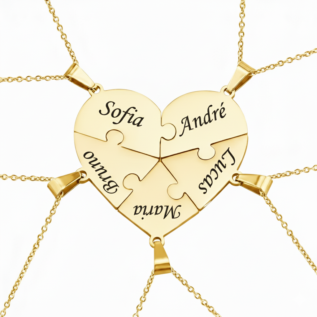 colar quebra-cabeça personalizado dourado formando coração com vários nomes gravados