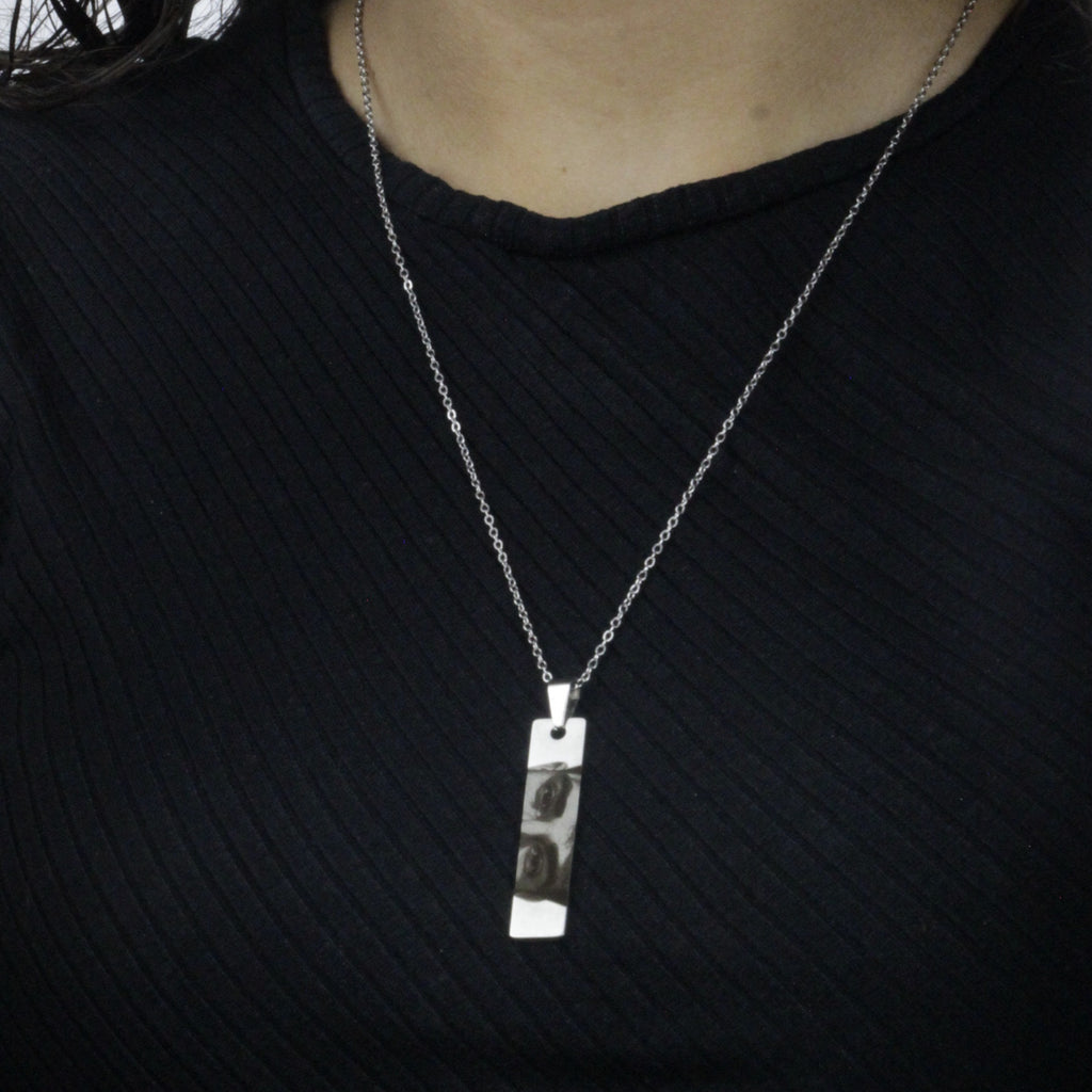 Mulher_usando_colar_do_olhar_prata_pingente_retangular_com_gravacao_do_olhar