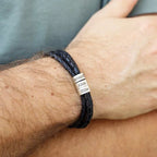 Pulseira de couro trançado preta dupla no pulso masculino com contas prateadas Samantha, Alex e Ellie