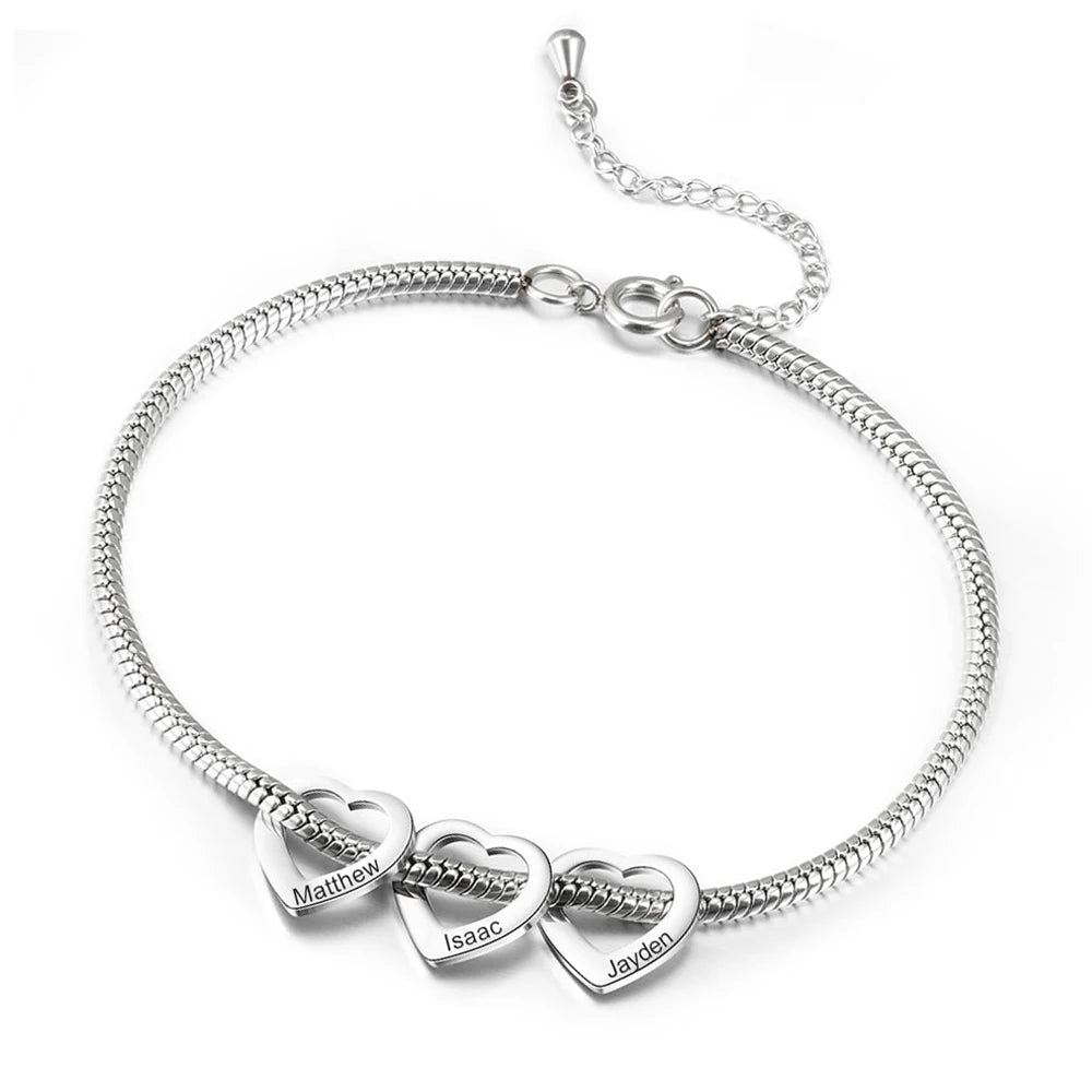 pulseira flexível personalizada prateada com pingentes de coração gravados com nomes