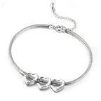 pulseira flexível personalizada prateada com pingentes de coração gravados com nomes