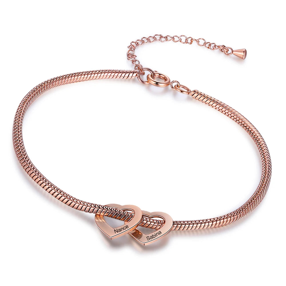 pulseira flexível personalizada rosé com pingentes de coração gravados com nomes