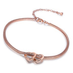 pulseira flexível personalizada rosé com pingentes de coração gravados com nomes