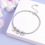 pulseira flexível personalizada prateada com três pingentes de coração gravados