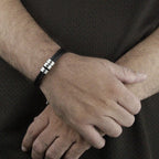 Pulseira_de_couro_personalizada_sendo_usada_no_pulso_masculino_mostrando_ajuste_e_proporcao_real