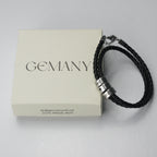 Pulseira_de_couro_preto_trancado_em_close_no_pulso_destacando_acabamento_e_detalhes_da_gravacao