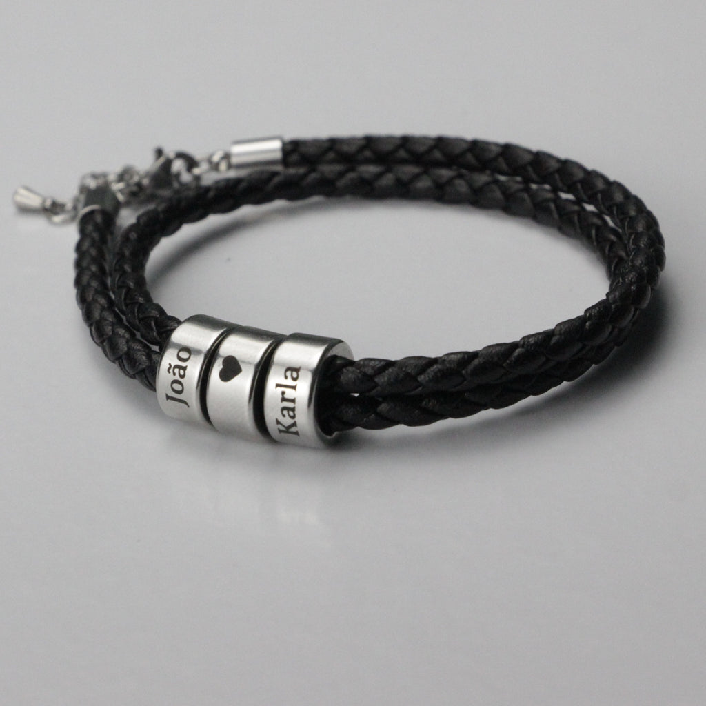Pulseira_de_couro_trancado_com_cilindros_gravados_Joao_e_Karla_detalhe_em_aco_escovado