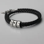 Pulseira_de_couro_trancado_com_cilindros_gravados_Joao_e_Karla_detalhe_em_aco_escovado