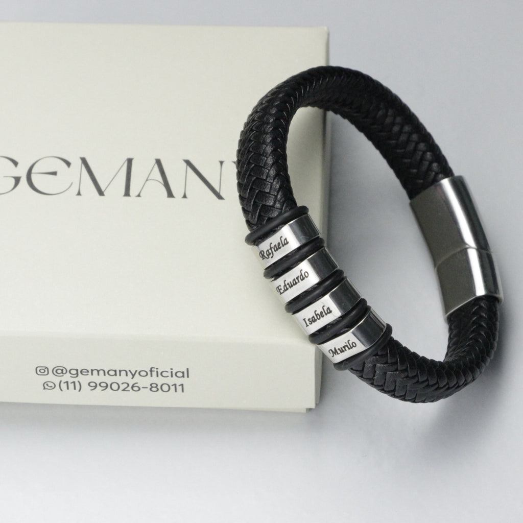 Pulseira_masculina_com_nomes_gravados_em_cilindros_metalicos_composicao_casual_com_as_maos_cruzadas
