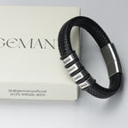 Pulseira_masculina_com_nomes_gravados_em_cilindros_metalicos_composicao_casual_com_as_maos_cruzadas