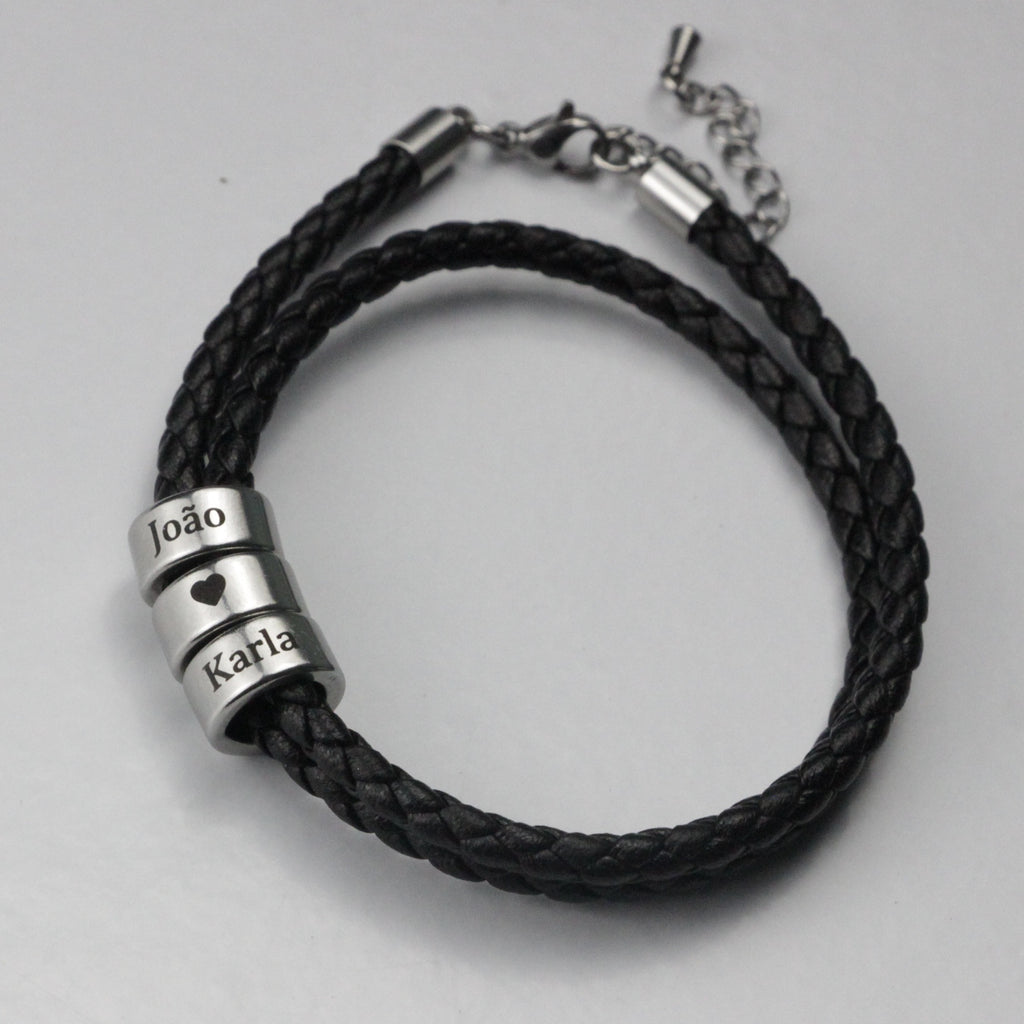 Pulseira_masculina_em_couro_preto_dentro_da_caixa_com_detalhes_em_aco_e_gravacao_personalizada