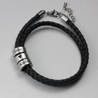Pulseira_masculina_em_couro_preto_dentro_da_caixa_com_detalhes_em_aco_e_gravacao_personalizada