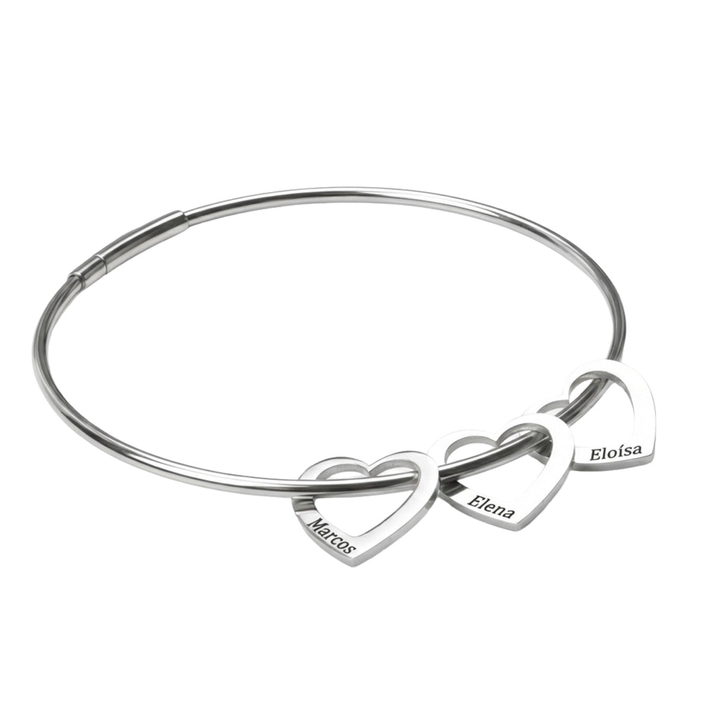 Pulseira_rigida_prateada_com_tres_coracoes_vazados_e_nomes_gravados_acabamento_polido_e_visual_moderno
