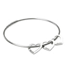 Pulseira_rigida_prateada_com_tres_coracoes_vazados_e_nomes_gravados_acabamento_polido_e_visual_moderno