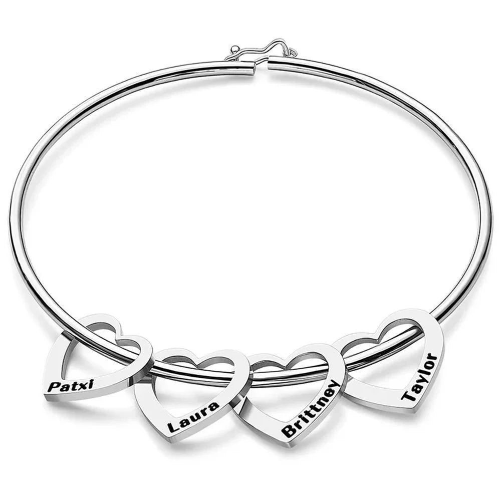pulseira rígida personalizada prateada com pingentes de coração gravados com nomes