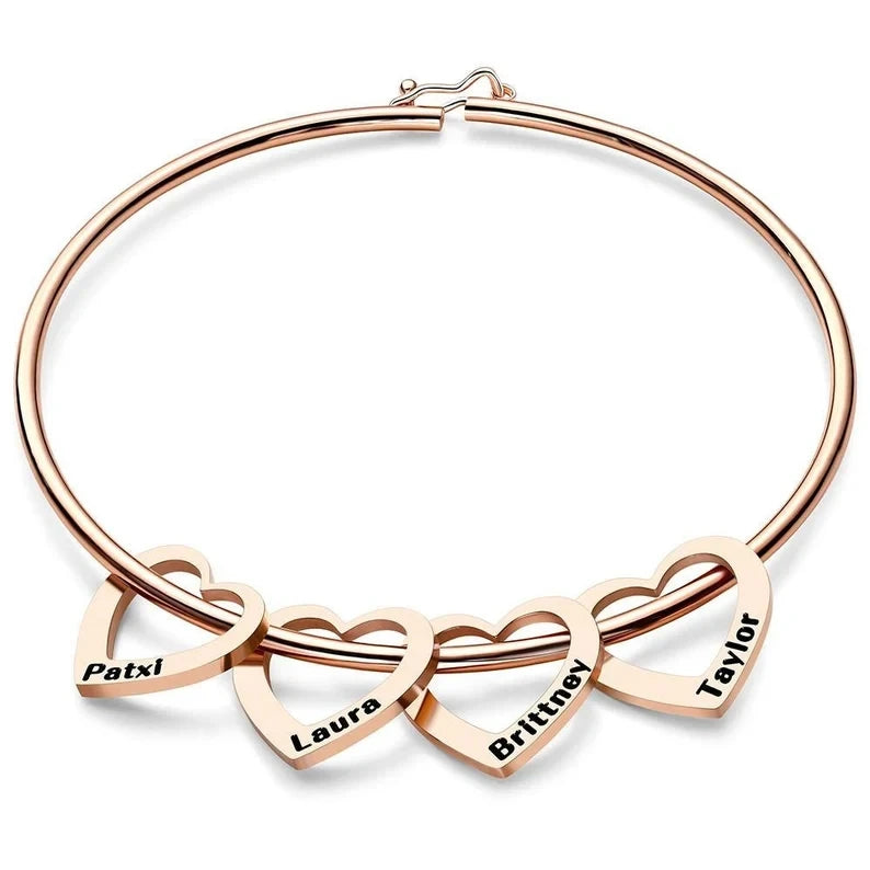 pulseira rígida personalizada rosé com quatro pingentes de coração gravados com nomes