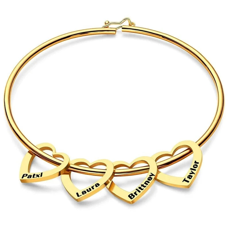pulseira rígida personalizada dourada com quatro pingentes de coração gravados com nomes