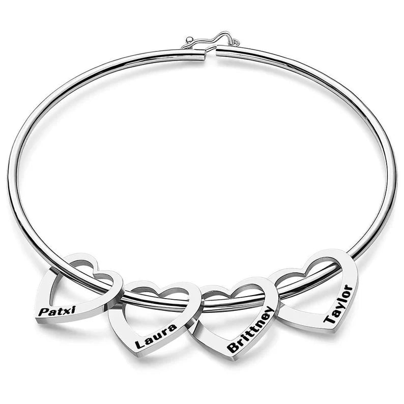 pulseira rígida personalizada prateada com quatro pingentes de coração gravados com nomes