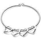 pulseira rígida personalizada prateada com quatro pingentes de coração gravados com nomes