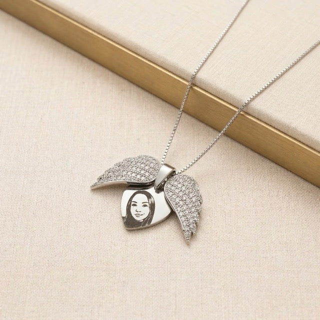 Colar asas de anjo prata com pingente de coração personalizado com foto gravada e detalhes em zircônias.