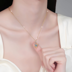 Mulher usando o colar Cristal Aurora dourado com cristal colorido