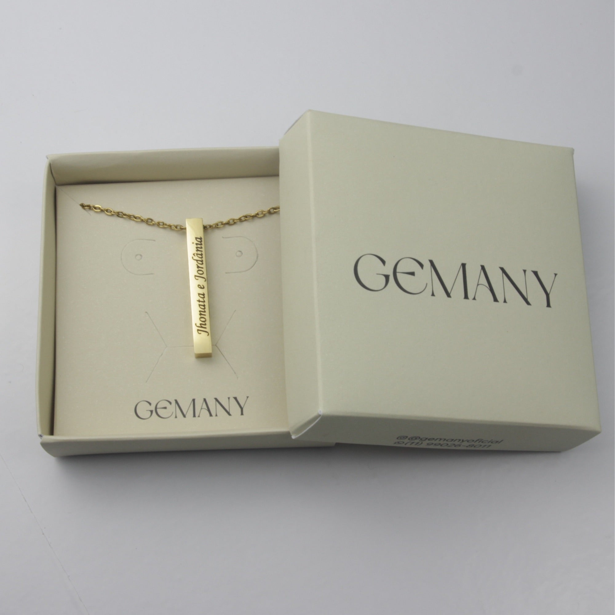 olar_4D_dourado_personalizado_com_nomes_gravados_em_pingente_retangular_na_caixa_Gemany